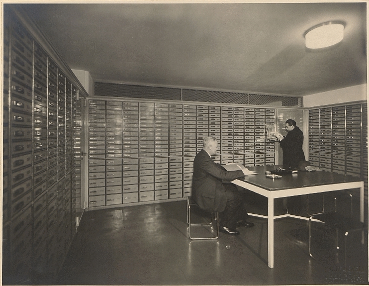 Schließfächer in der Zentrale der Bank der Arbeiter, Angestellten und Beamten AG, Wallstraße, Berlin, 1927.