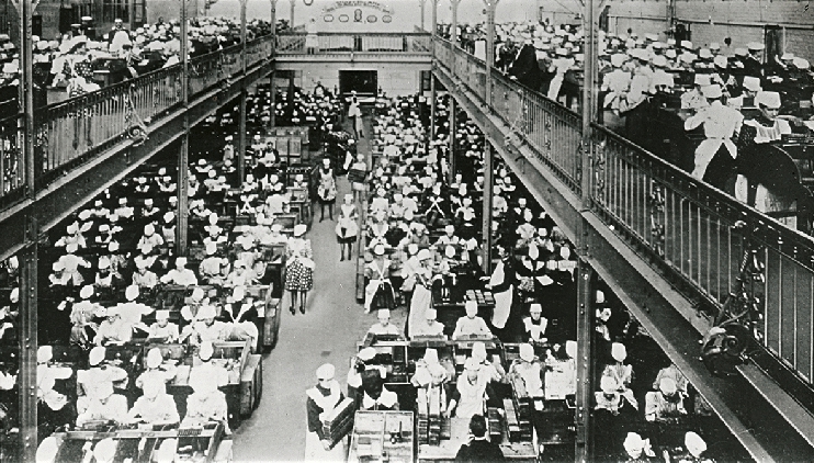 Arbeitssaal im Hauptfabrikgebäude der Zigarrenfabrik Loeser & Wolff in Elbing, um 1910.