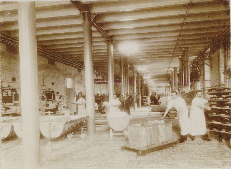 Blick in die langgezogene Halle der Bäckerei des Konsumvereins Leipzig-Plagwitz, 1901.