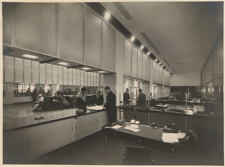 Blick auf die Schalterhalle mit Kundenbetreuung in der Zentrale der Bank der Arbeiter, Angestellten und Beamten AG, Wallstraße, Berlin, 1927.