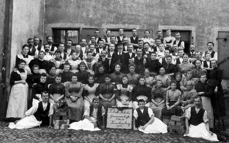 Belegschaft der Fabrikfiliale der Tabakarbeitergenossenschaft in Frankenberg in Sachsen, 1901.