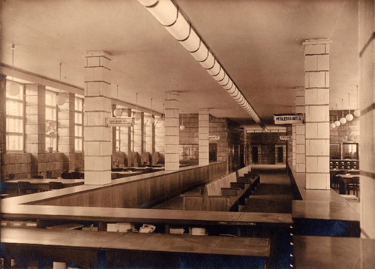 Die Schalterhalle im Erdgeschoss der Konsumzentrale, Leipzig, um 1932.